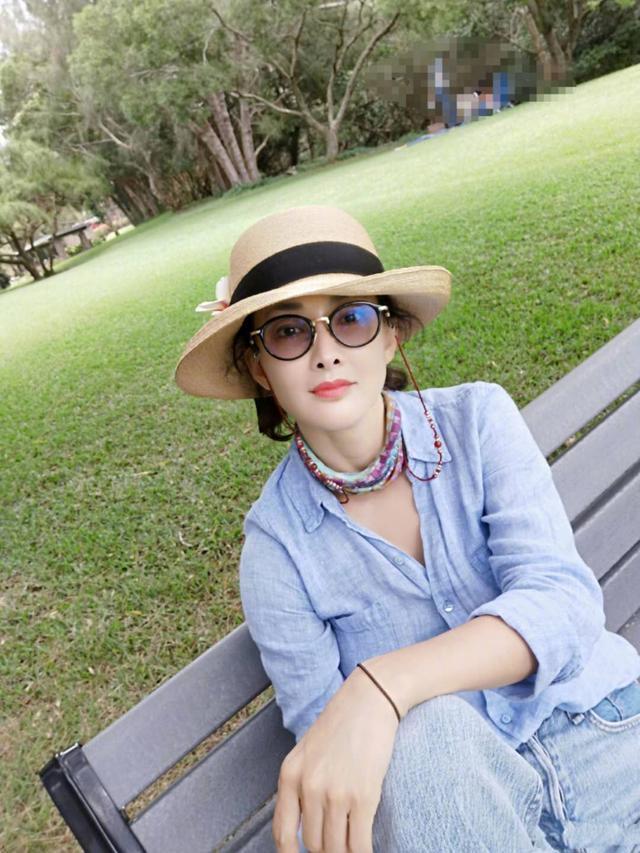 九游体育：168高的牛莉西装喇叭裤惊艳全场！你绝对不能错过！(图5)