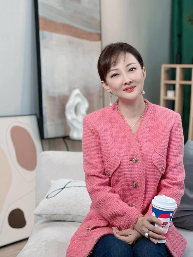 九游体育：168高的牛莉西装喇叭裤惊艳全场！你绝对不能错过！(图10)