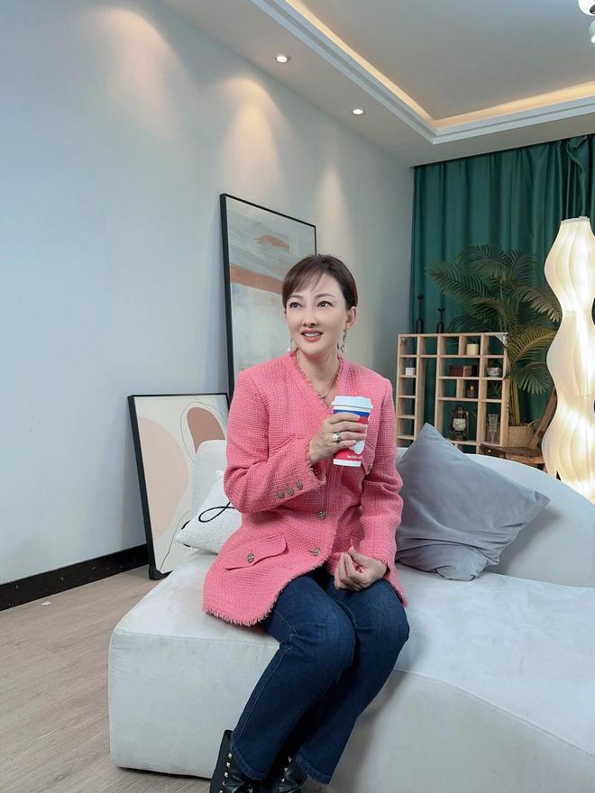 九游体育：168高的牛莉西装喇叭裤惊艳全场！你绝对不能错过！(图8)