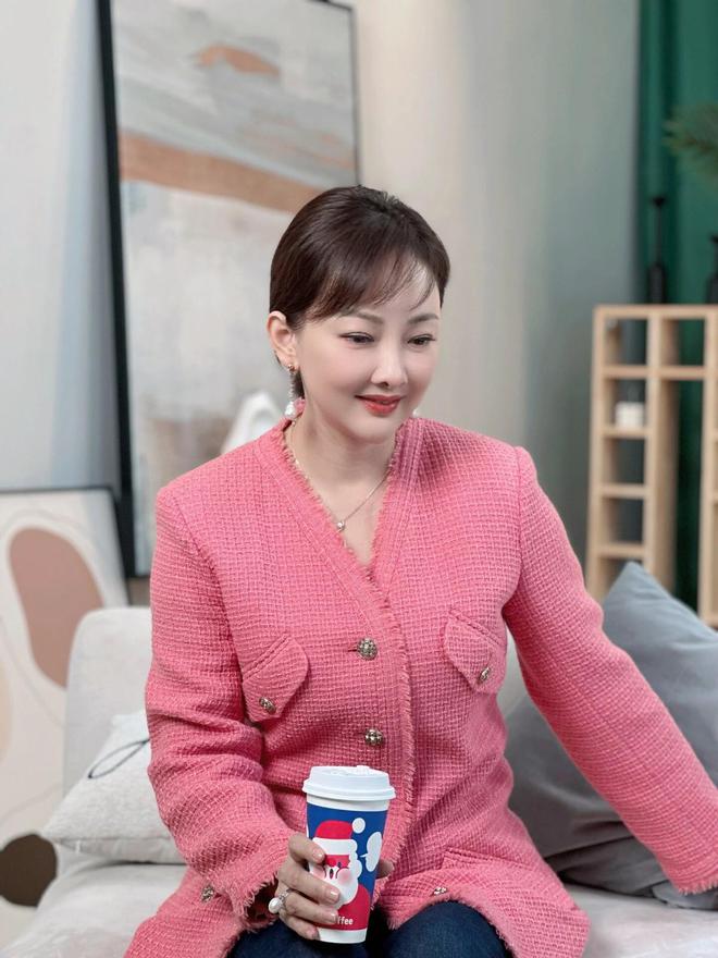 九游体育：168高的牛莉西装喇叭裤惊艳全场！你绝对不能错过！(图9)