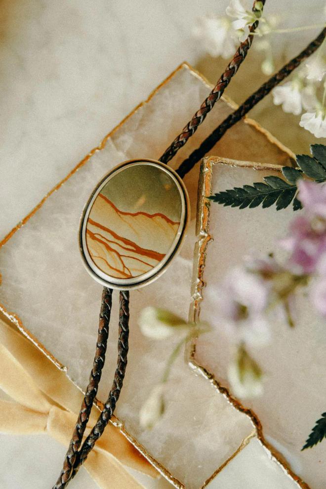 “永远不要相信那个戴着Bolo领带的人。”(图3)