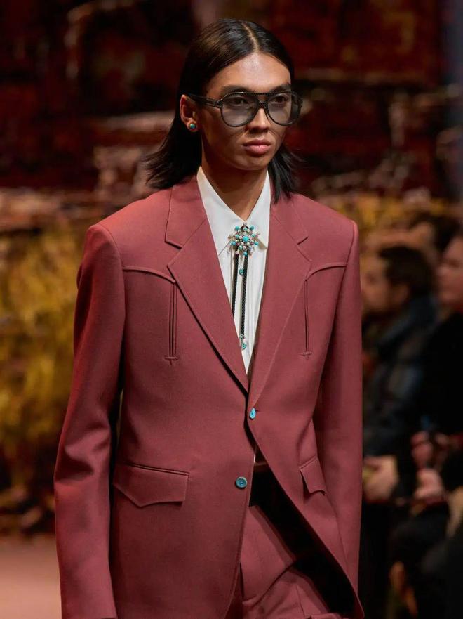 “永远不要相信那个戴着Bolo领带的人。”(图2)