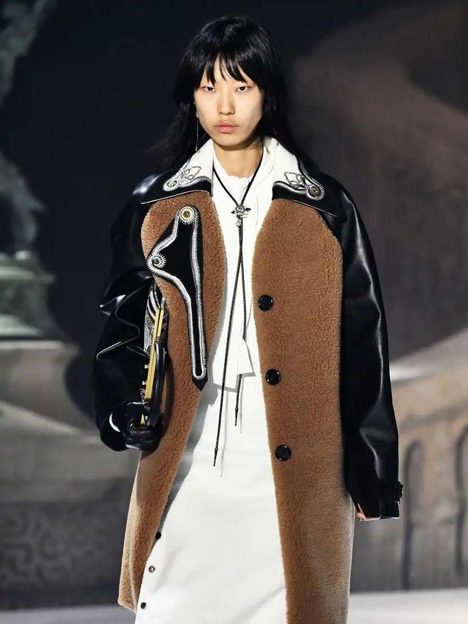 “永远不要相信那个戴着Bolo领带的人。”(图1)