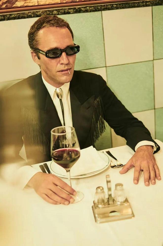 “永远不要相信那个戴着Bolo领带的人。”(图10)