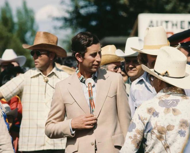 “永远不要相信那个戴着Bolo领带的人。”(图6)