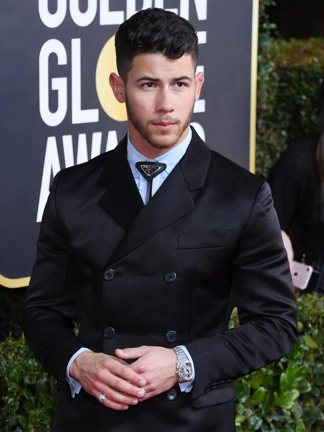 “永远不要相信那个戴着Bolo领带的人。”(图8)