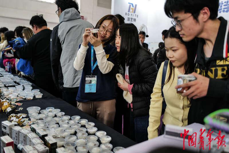 九游体育：宠物时装、宠物直播、AI无创体检“它经济”持续升温(图12)
