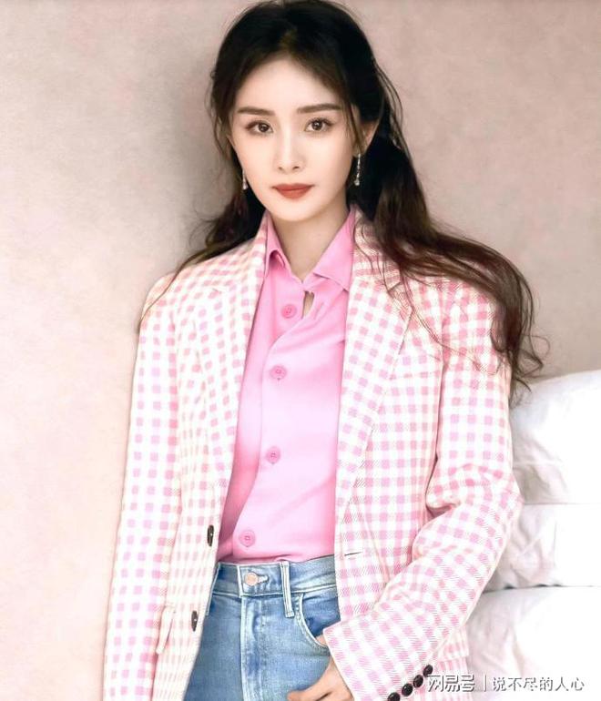 杨幂终于洒脱了一回直筒牛仔裤搭配粉丝西服变身小萝莉！(图1)