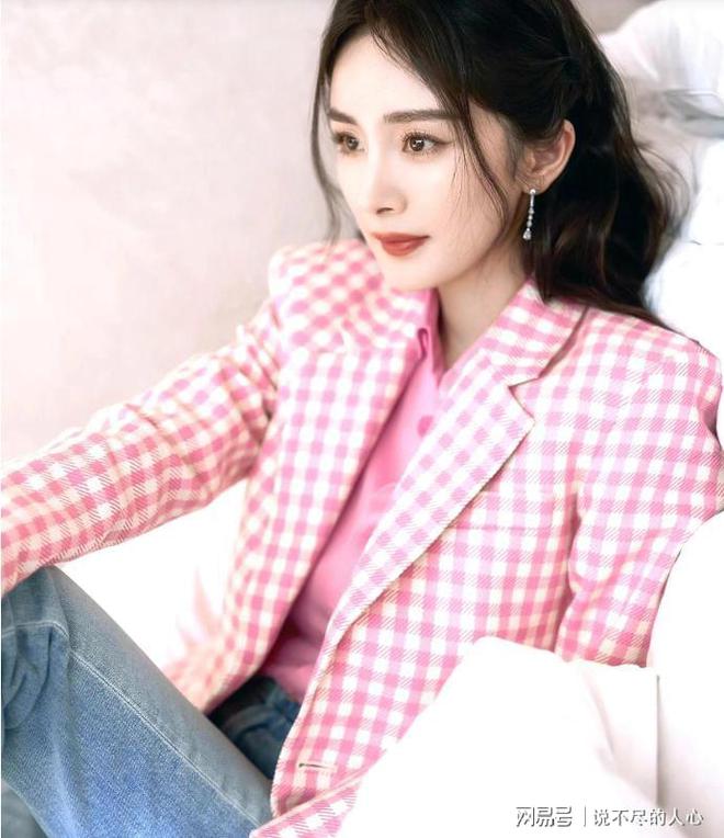 杨幂终于洒脱了一回直筒牛仔裤搭配粉丝西服变身小萝莉！(图3)