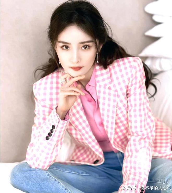 杨幂终于洒脱了一回直筒牛仔裤搭配粉丝西服变身小萝莉！(图4)