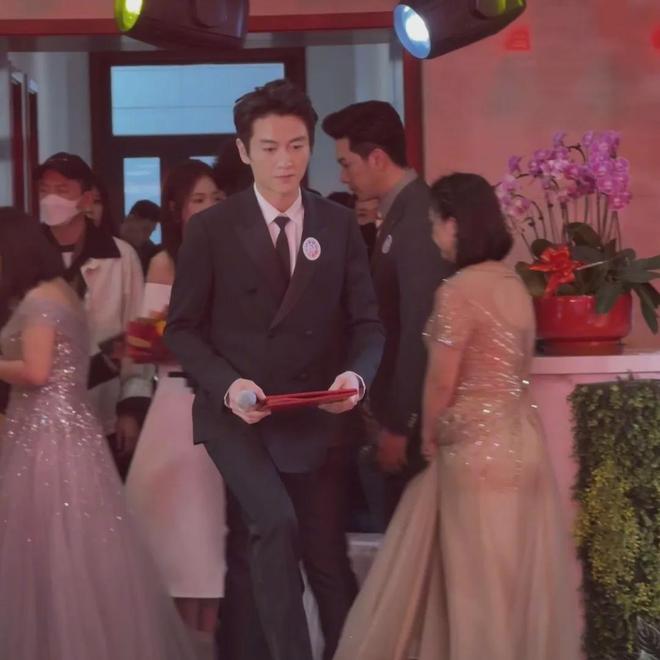 九游体育：37岁陈晓离婚后首露面穿西装矜贵帅气网友：眼神里的光回来了(图1)