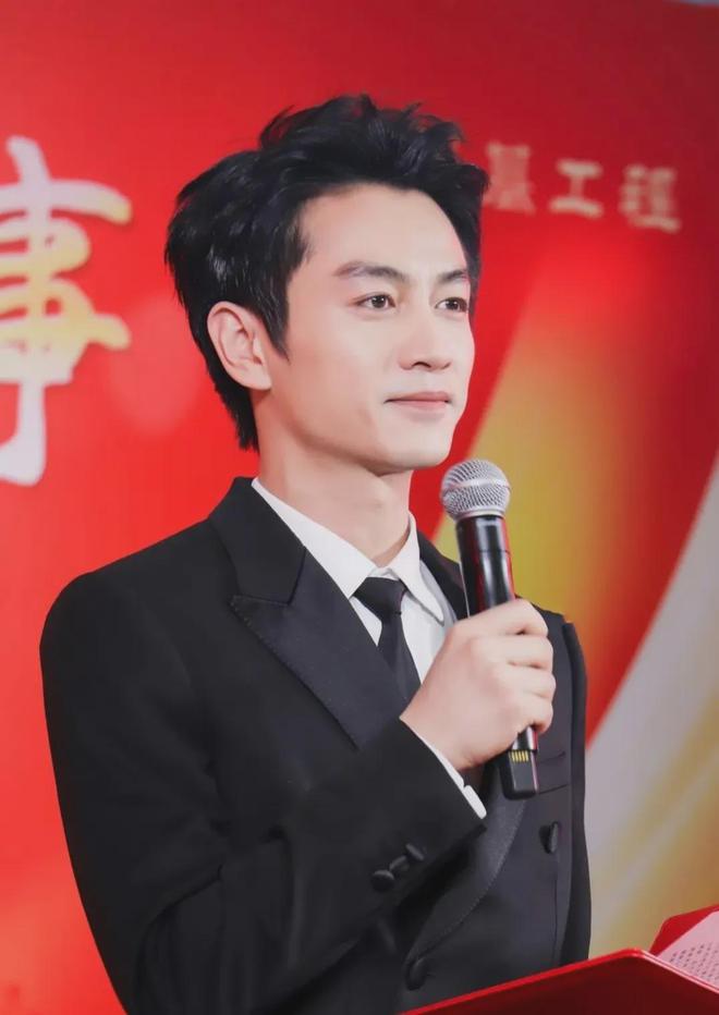 九游体育：37岁陈晓离婚后首露面穿西装矜贵帅气网友：眼神里的光回来了(图3)