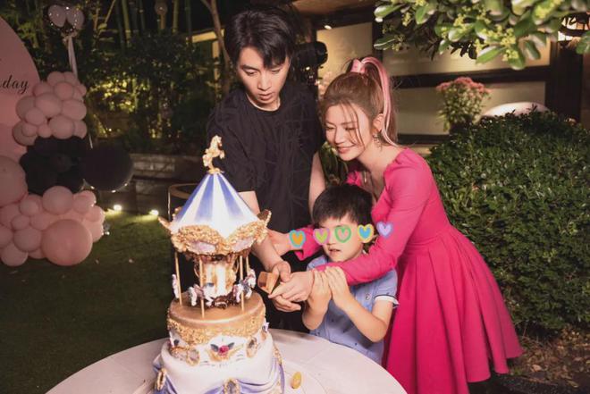 九游体育：37岁陈晓离婚后首露面穿西装矜贵帅气网友：眼神里的光回来了(图2)