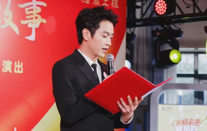 九游体育：37岁陈晓离婚后首露面穿西装矜贵帅气网友：眼神里的光回来了(图5)