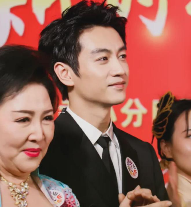 九游体育：37岁陈晓离婚后首露面穿西装矜贵帅气网友：眼神里的光回来了(图4)