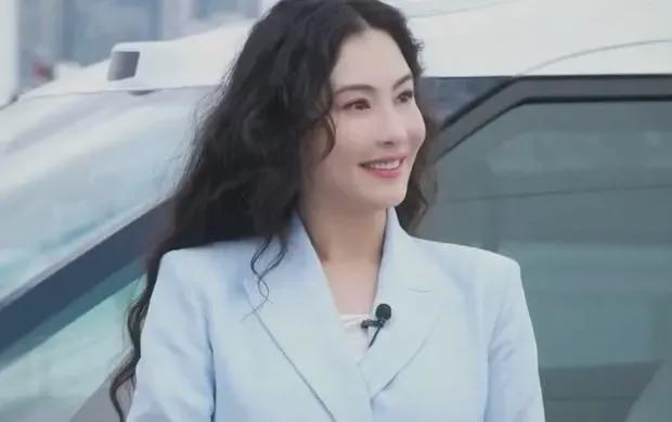 张柏芝浅蓝西装美上热搜！清风拂面营造复古港风(图3)