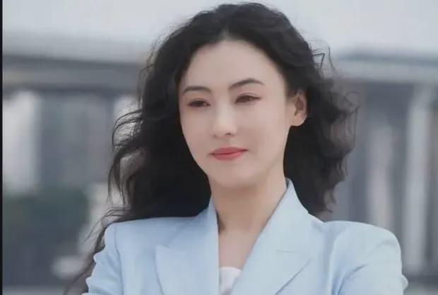 张柏芝浅蓝西装美上热搜！清风拂面营造复古港风(图2)