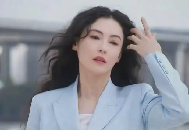 张柏芝浅蓝西装美上热搜！清风拂面营造复古港风(图1)