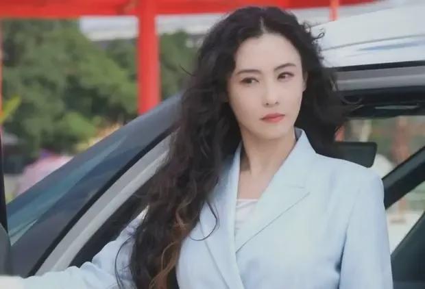 张柏芝浅蓝西装美上热搜！清风拂面营造复古港风(图4)