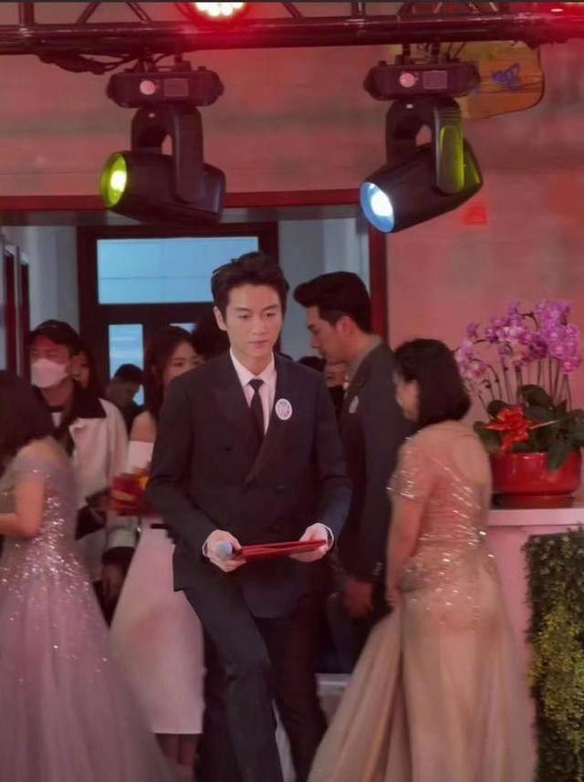 九游体育网站：37岁陈晓离婚后意气风发穿西装年轻帅气网友：眼里真的有光了(图2)