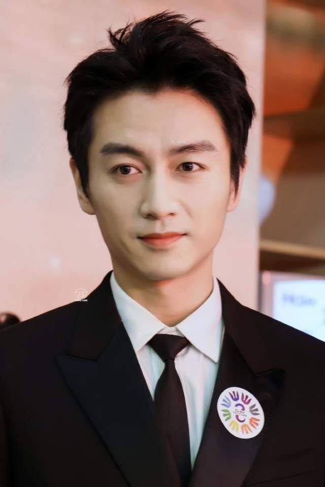 九游体育网站：37岁陈晓离婚后意气风发穿西装年轻帅气网友：眼里真的有光了(图5)