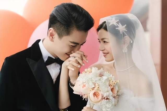 九游体育网站：37岁陈晓离婚后意气风发穿西装年轻帅气网友：眼里真的有光了(图1)