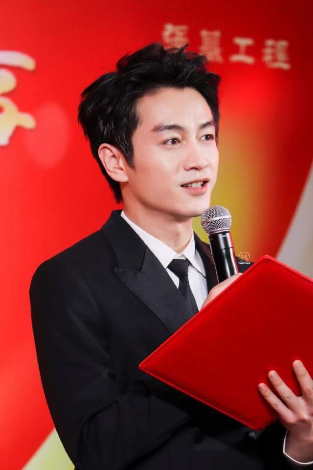 九游体育网站：37岁陈晓离婚后意气风发穿西装年轻帅气网友：眼里真的有光了(图3)