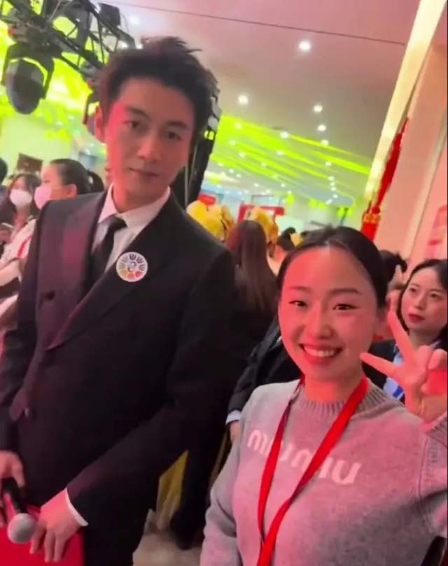 九游体育网站：37岁陈晓离婚后意气风发穿西装年轻帅气网友：眼里真的有光了(图6)