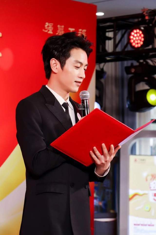 九游体育网站：37岁陈晓离婚后意气风发穿西装年轻帅气网友：眼里真的有光了(图4)