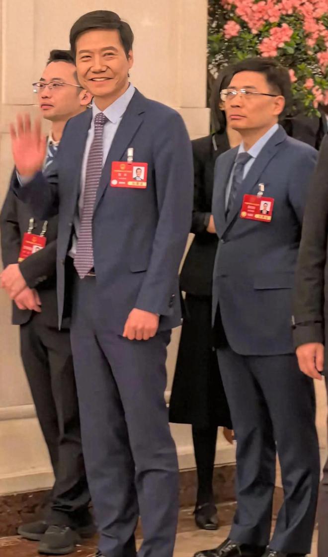 雷军周云杰同框西装革履人气爆棚全程笑容看了评论区我笑了(图1)