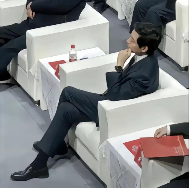 雷军周云杰同框西装革履人气爆棚全程笑容看了评论区我笑了(图2)