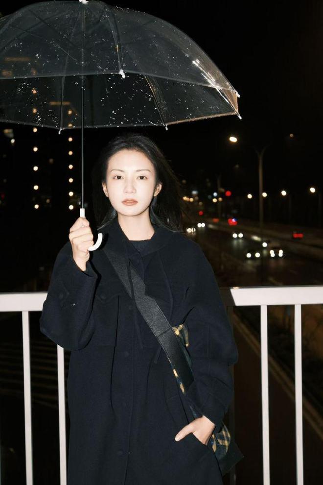 WeekendMaxMara2024秋冬系列：穿越冬夜光影绽放都市优雅(图1)