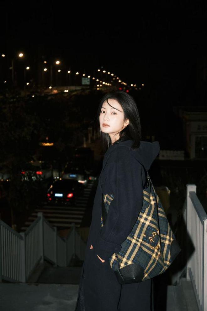 WeekendMaxMara2024秋冬系列：穿越冬夜光影绽放都市优雅(图2)