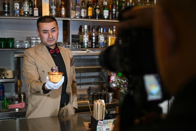 “馕言文”火出圈新疆小伙花式助农走红(图1)