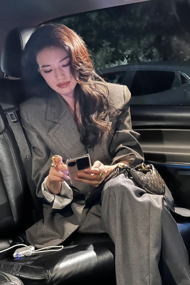 九游体育网站：2025年一定要拥有的4件衣服！(图8)