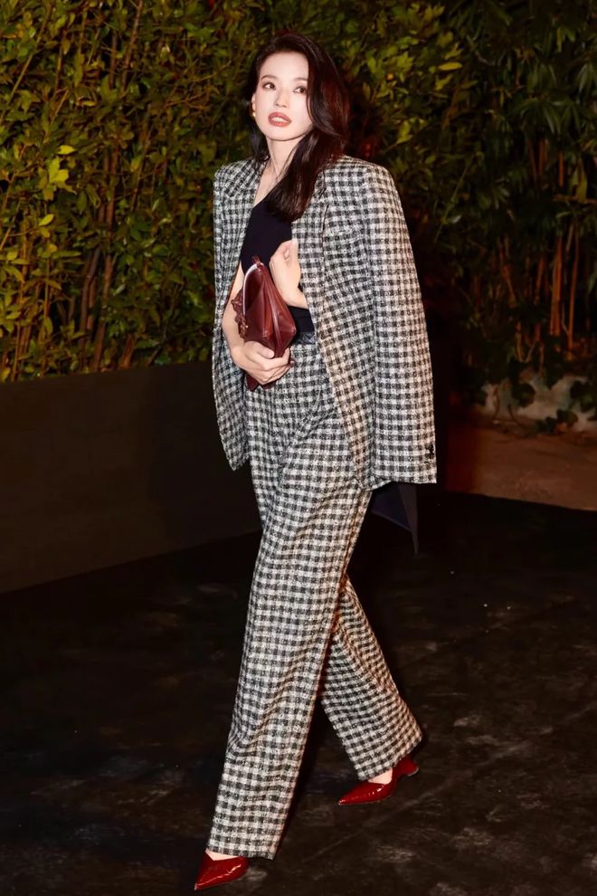 九游体育网站：2025年一定要拥有的4件衣服！(图7)