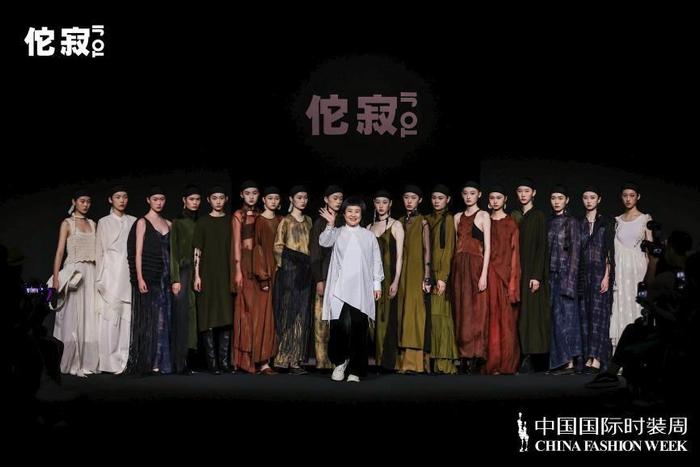 九游体育网站：中国国际时装周又又又开始了但你还记得些什么？(图1)