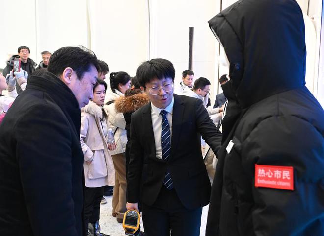 赋能文旅助力亚冬哈工大学生科创团队发布2024-2025冰雪季多款智能温控服饰新品(图2)