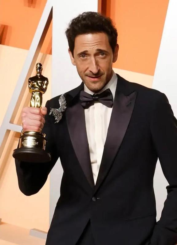 奥斯卡影帝来华衣服背后图案亮了影帝风采依旧(图3)