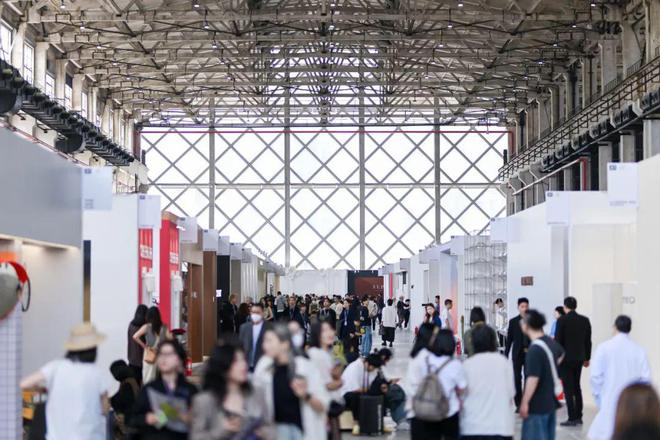 九游体育网站：从秀场到市场——2025秋冬上海时装周的四个讯号｜MEDIAVOICE(图9)