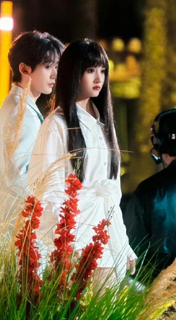 好美！关晓彤终于穿对了胸以下全是腿黄金比例身材比超模好(图1)