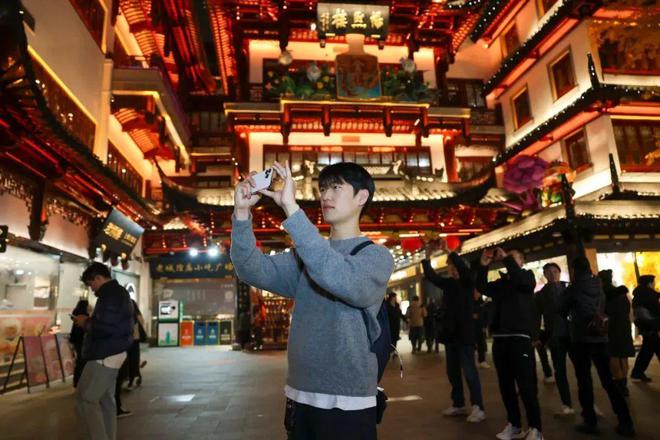 九游体育:暴涨120%2500亿元大市场火了!这届年轻人真的很爱新中式!(图23)