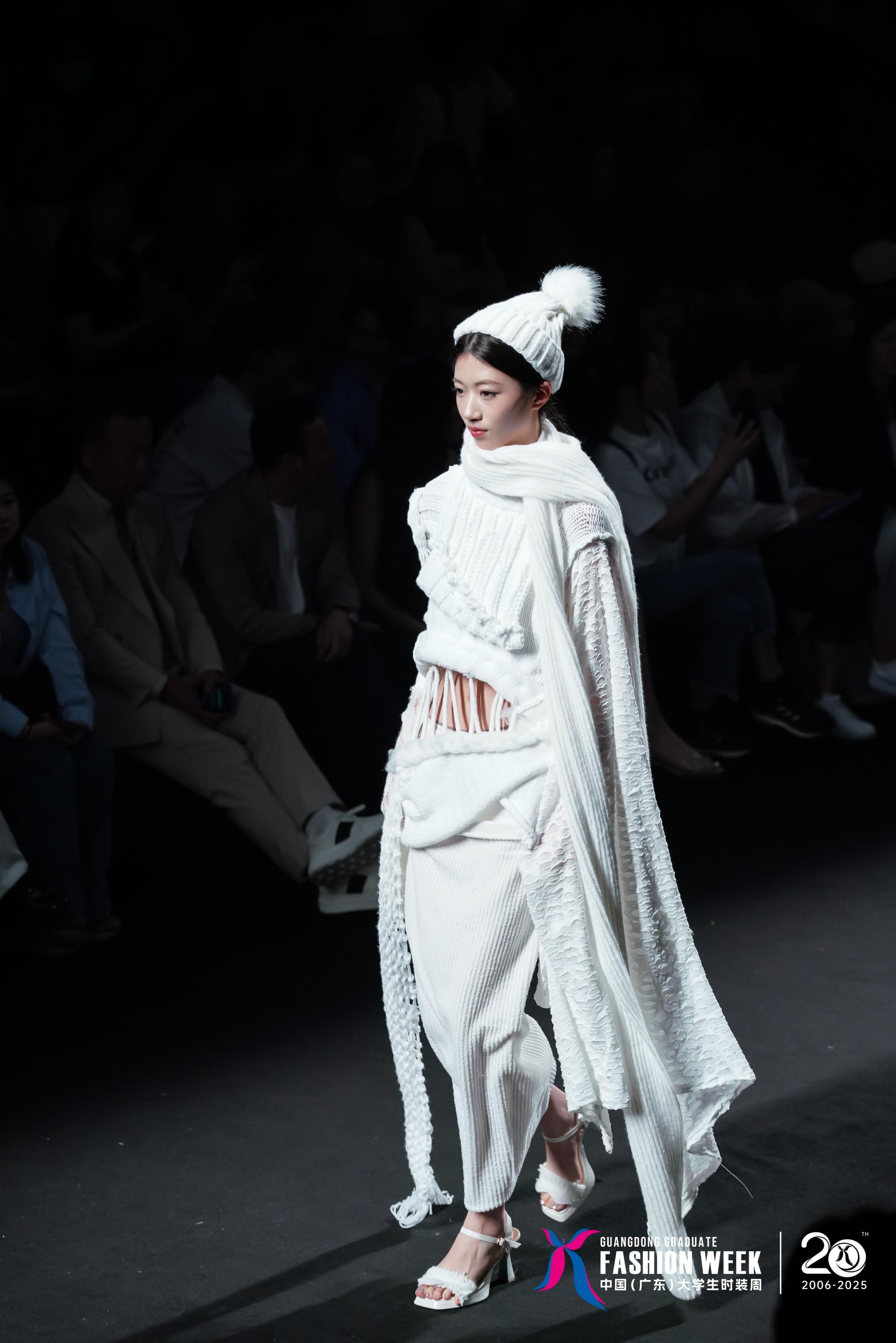 九游体育：全运“Girls”携智能华服炸场！广工毕业秀把“未来时尚”穿在身上(图3)