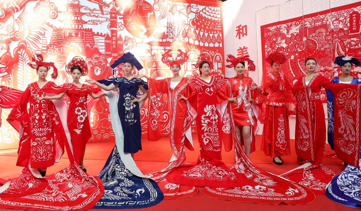 九游体育网站：甘肃庆阳“剪云裳”：非遗剪纸与现代服装的创新融合(图1)