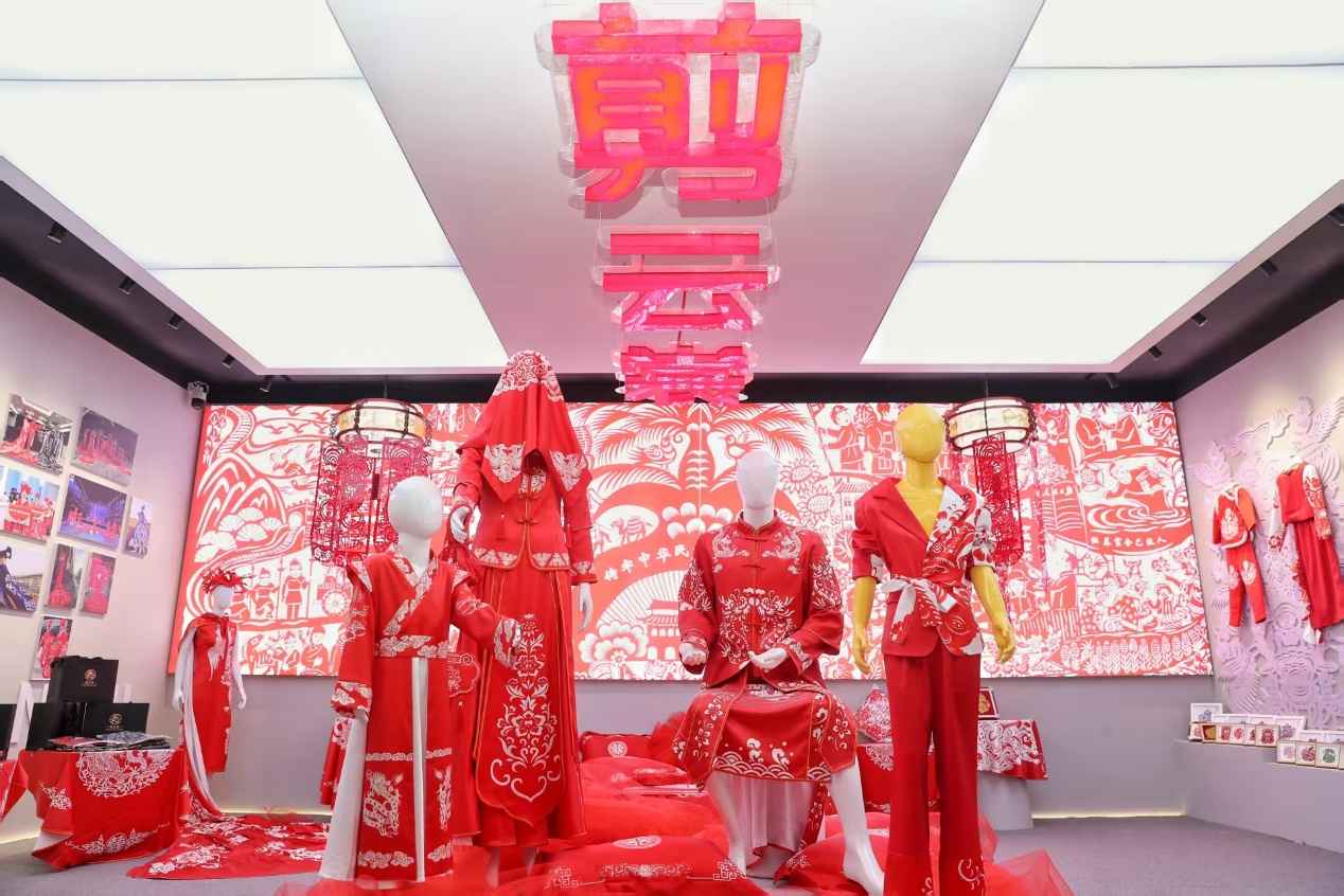九游体育网站：甘肃庆阳“剪云裳”：非遗剪纸与现代服装的创新融合(图2)