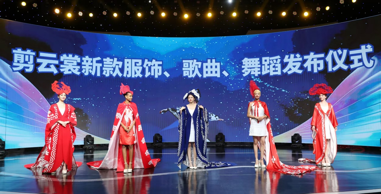 九游体育网站：甘肃庆阳“剪云裳”：非遗剪纸与现代服装的创新融合(图3)