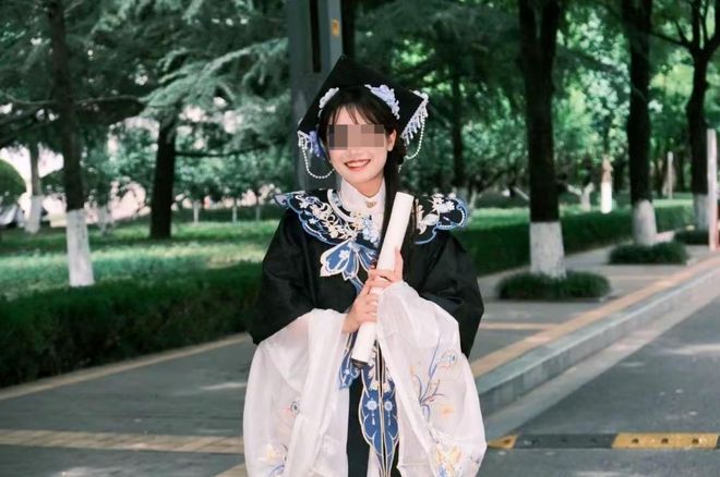 九游体育：“国风照”席卷毕业季：电商平台单品销售多至上万单有学生带着父母一起拍(图3)