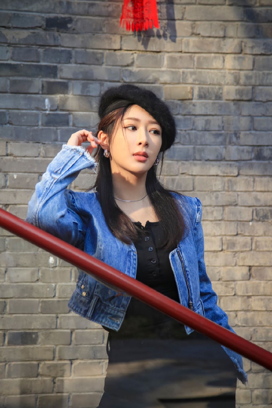 九游体育网站：她在丈夫面前被耍了经典一个关于爱情与背叛的故(图3)