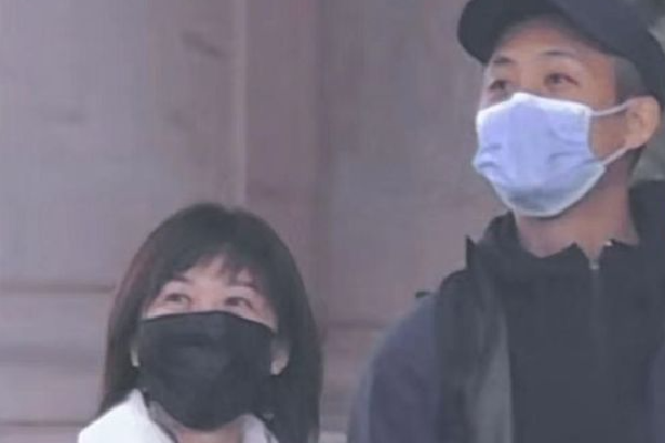 九游体育网站：她在丈夫面前被耍了经典一个关于爱情与背叛的故(图1)