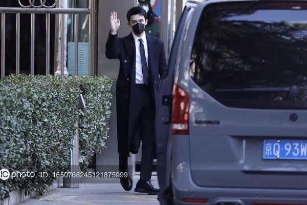 九游体育网站：她在丈夫面前被耍了经典一个关于爱情与背叛的故(图2)